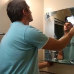 Как повесить зеркало на стену